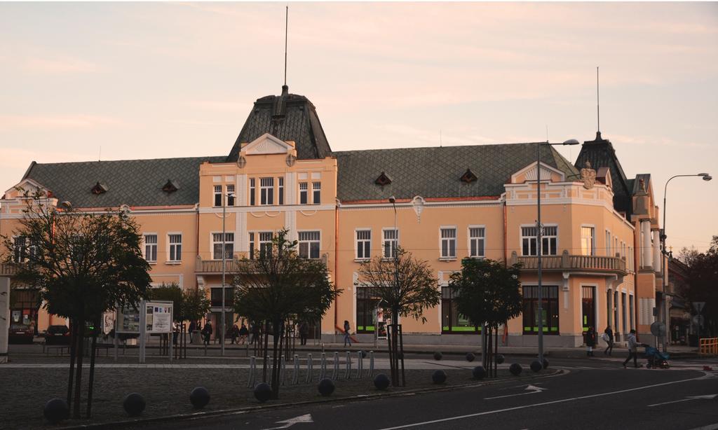 Hotel Lev Levice Buitenkant foto