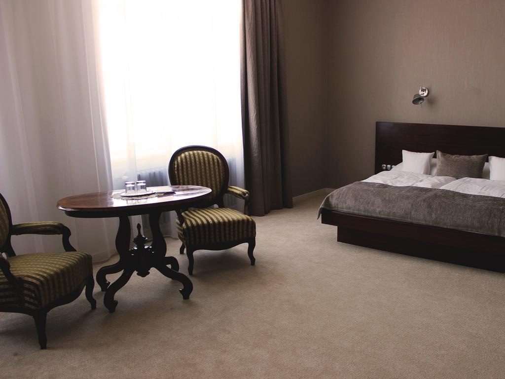 Hotel Lev Levice Buitenkant foto