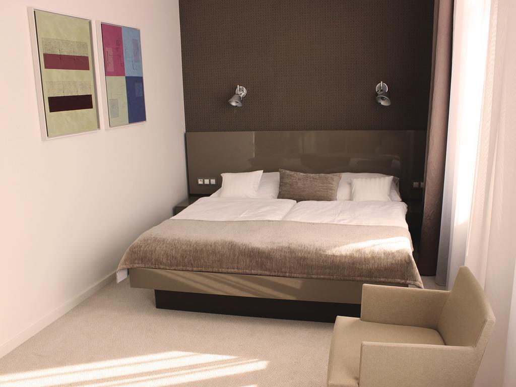 Hotel Lev Levice Kamer foto
